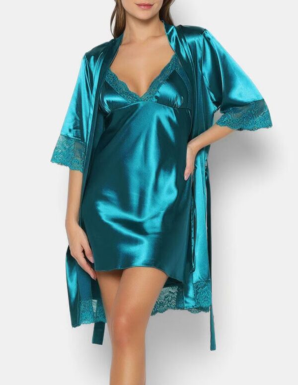 Set de Bata y Camisón de Satín con Encaje Transparente – Delicadeza Provocativa